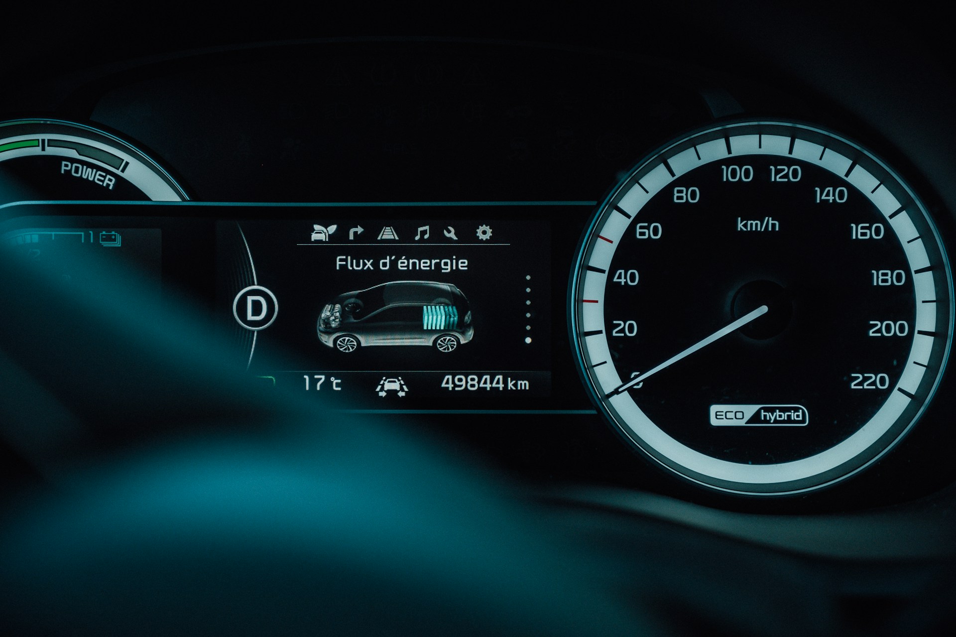 Afbeelding van een dashboard van een hybride auto.