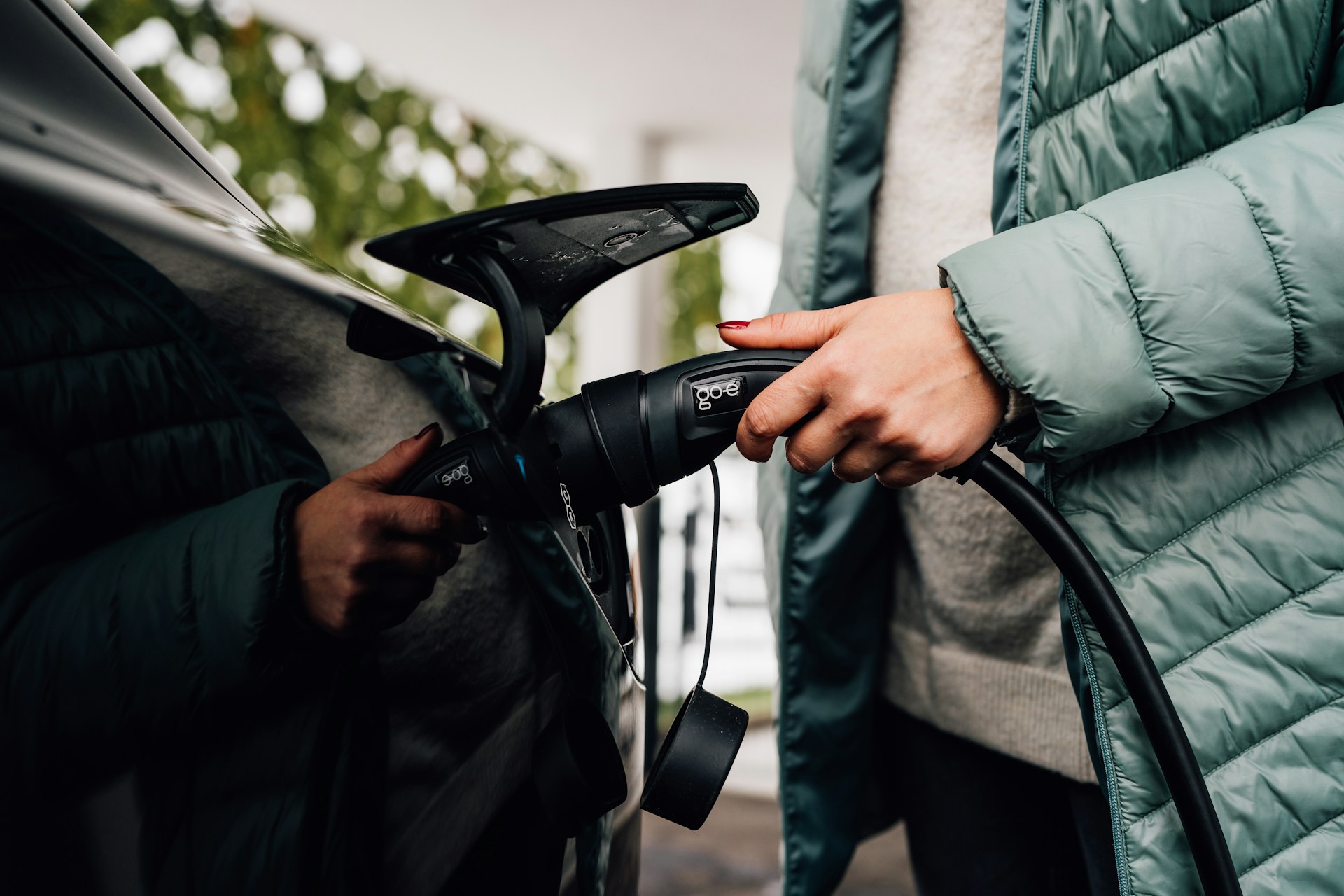 Afbeelding van een auto die aan het stekkeren is.