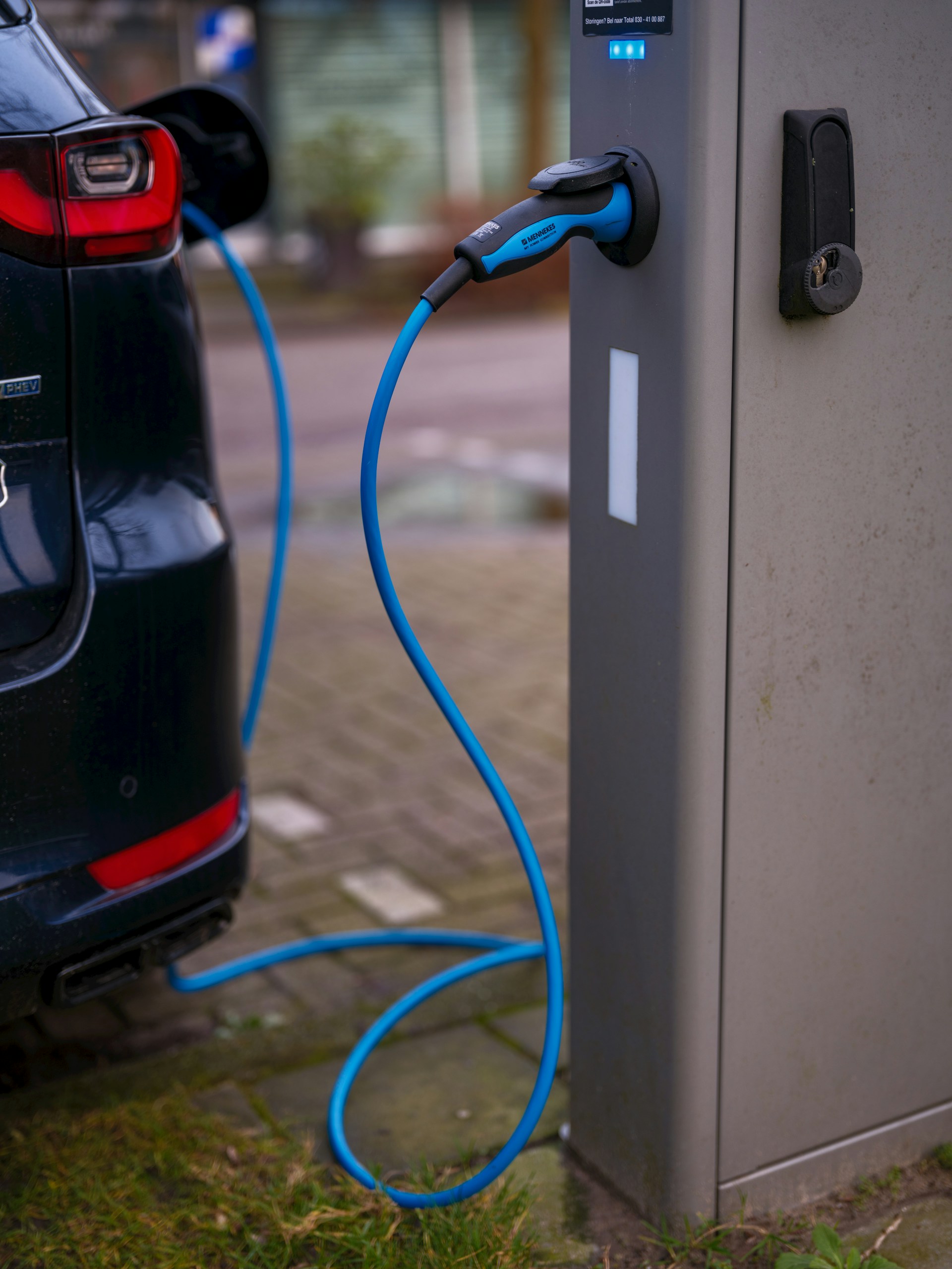 Afbeelding van een elektrische auto die aan het opladen is.