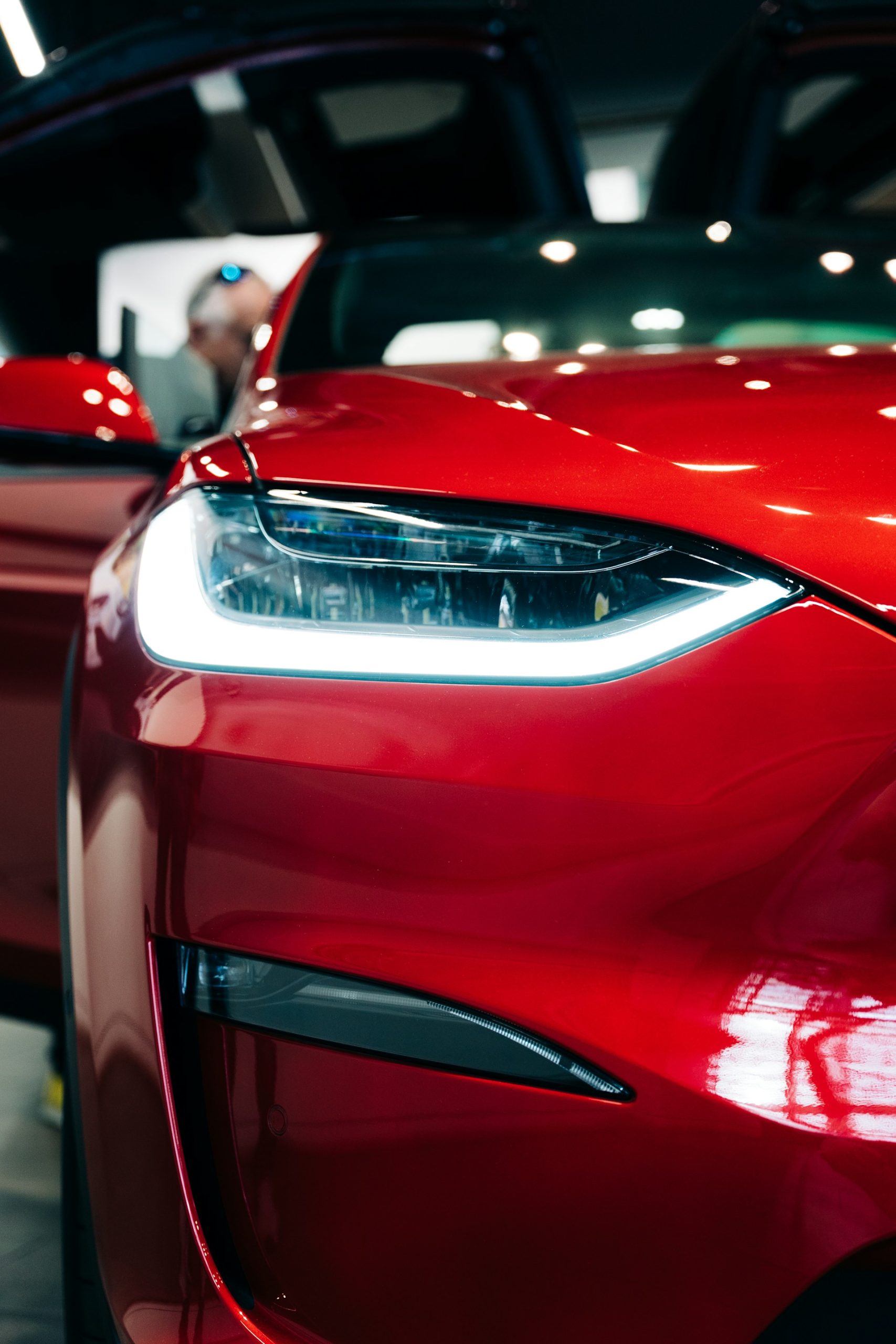 Afbeelding van een close-up van een rode Tesla.