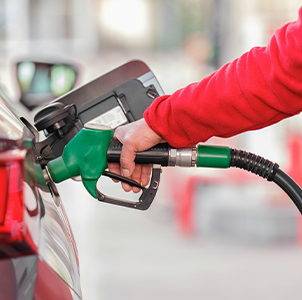 Afbeelding van iemand die benzine aan het tanken is.
