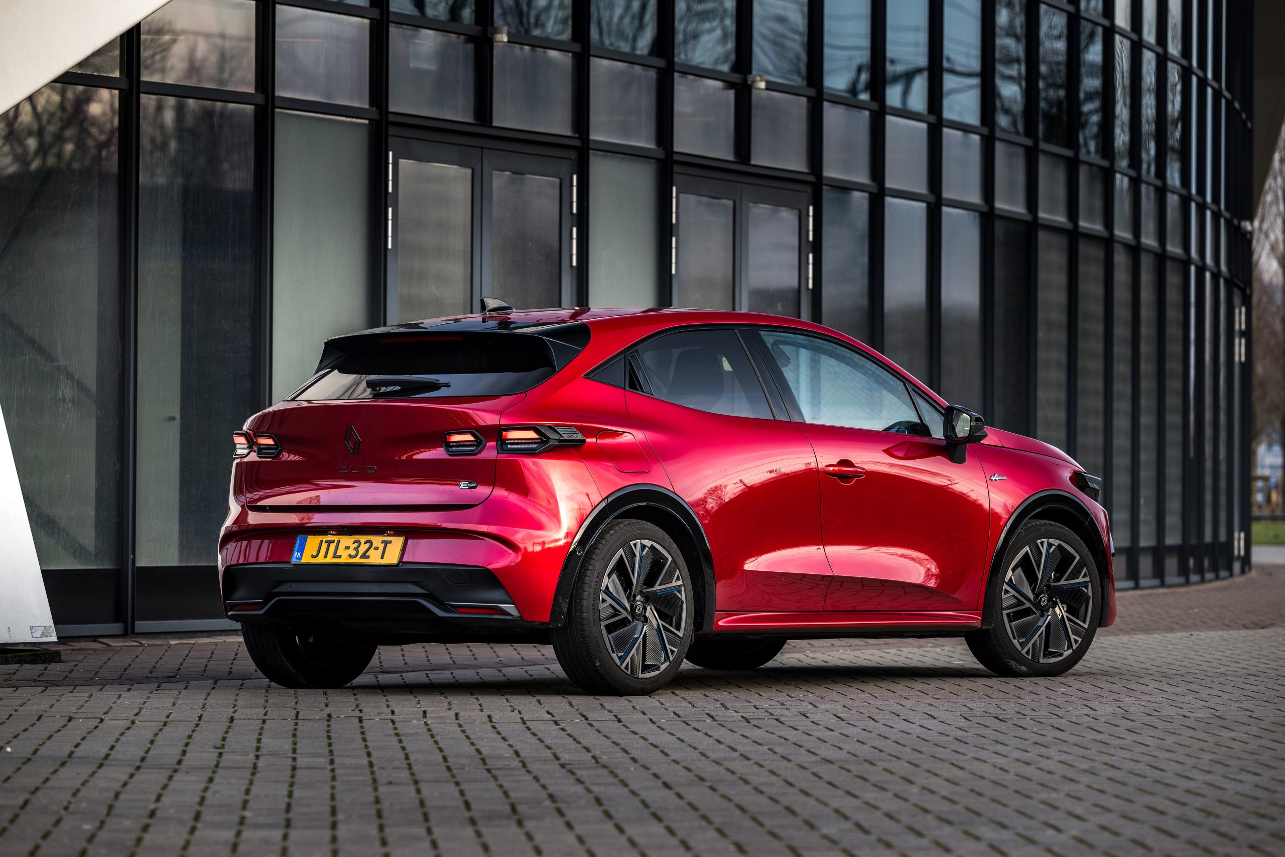 Afbeelding van een rode uitvoering van de nieuwe Renault Clio die nu in Nederland verkrijgbaar is.