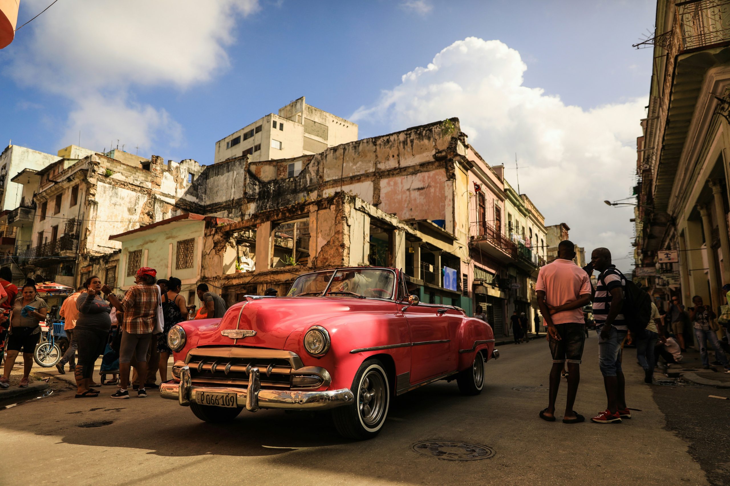 Afbeelding van een oude cabrio in Cuba.