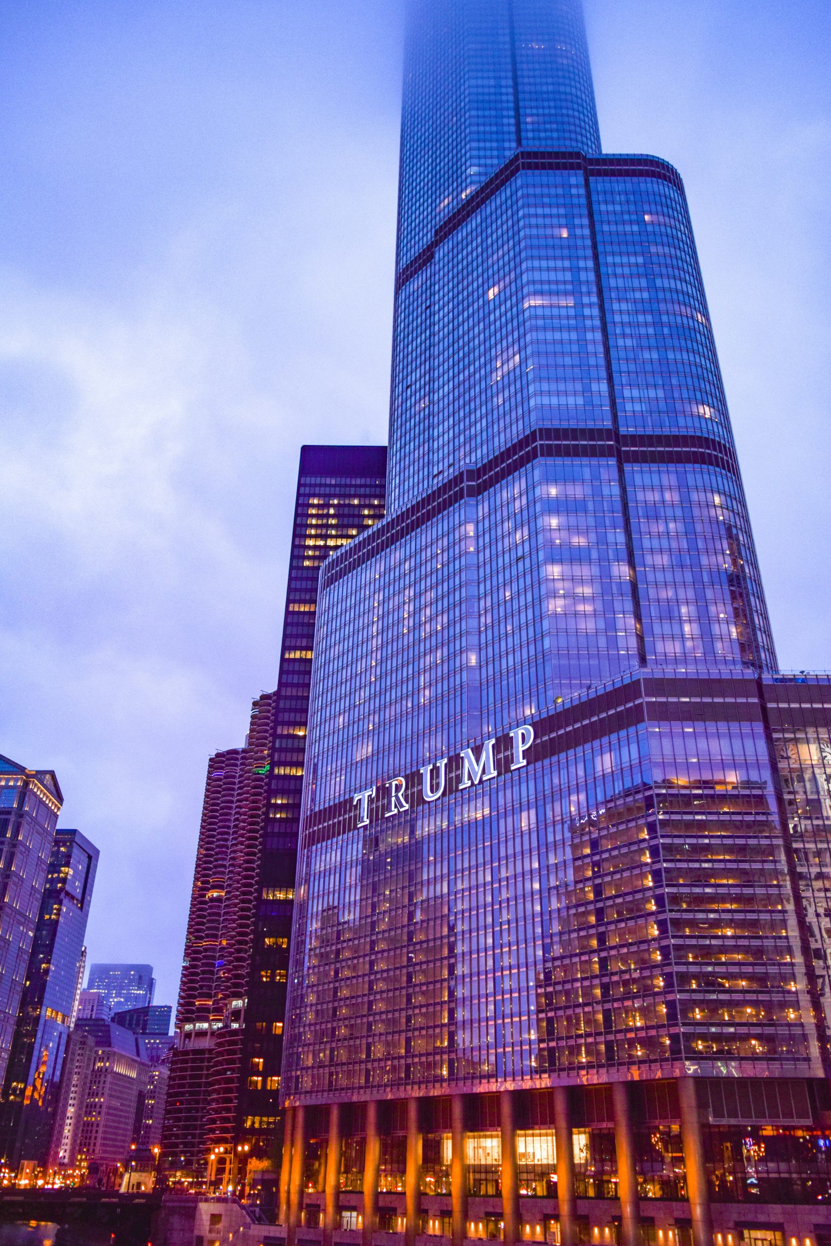 Afbeelding van een groot gebouw met ramen.