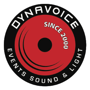 Rond logo met een rode schijf in het midden en de tekst ‘Dynavoice Since 2000 – Events Sound & Light’ in witte letters langs de rand.