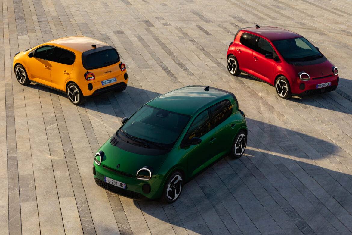 Drie felgekleurde Renault Twingo’s — groen, oranje en rood — geparkeerd in een driehoek op een licht betegeld oppervlak, elk met een Frans kenteken.