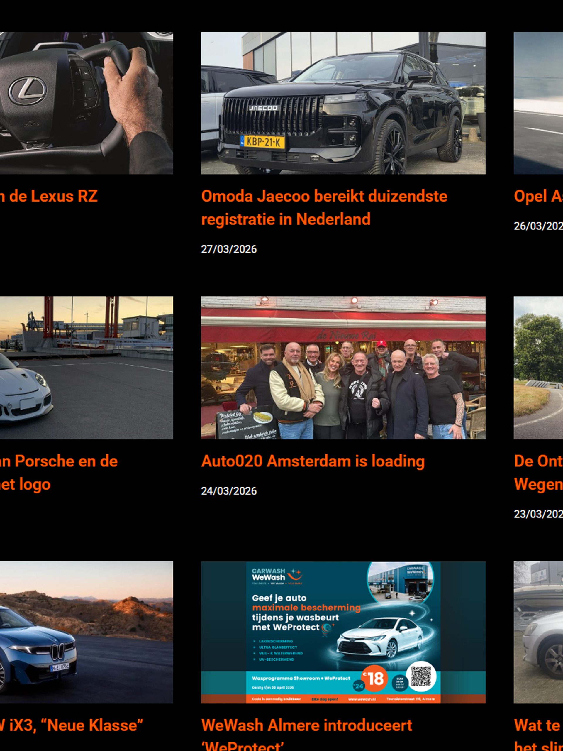 Een collage van zes autonieuws‑thumbnails met foto’s van auto’s, een groep mensen en een carwash‑banner, allemaal met Nederlandse koppen en datums.