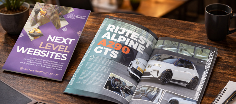 Een houten tafel met twee magazines, een notitieboek en een zwarte koffiemok; links een paarse cover over webdesign, rechts een open magazine met een rijtest van de Alpine A290 GTS.