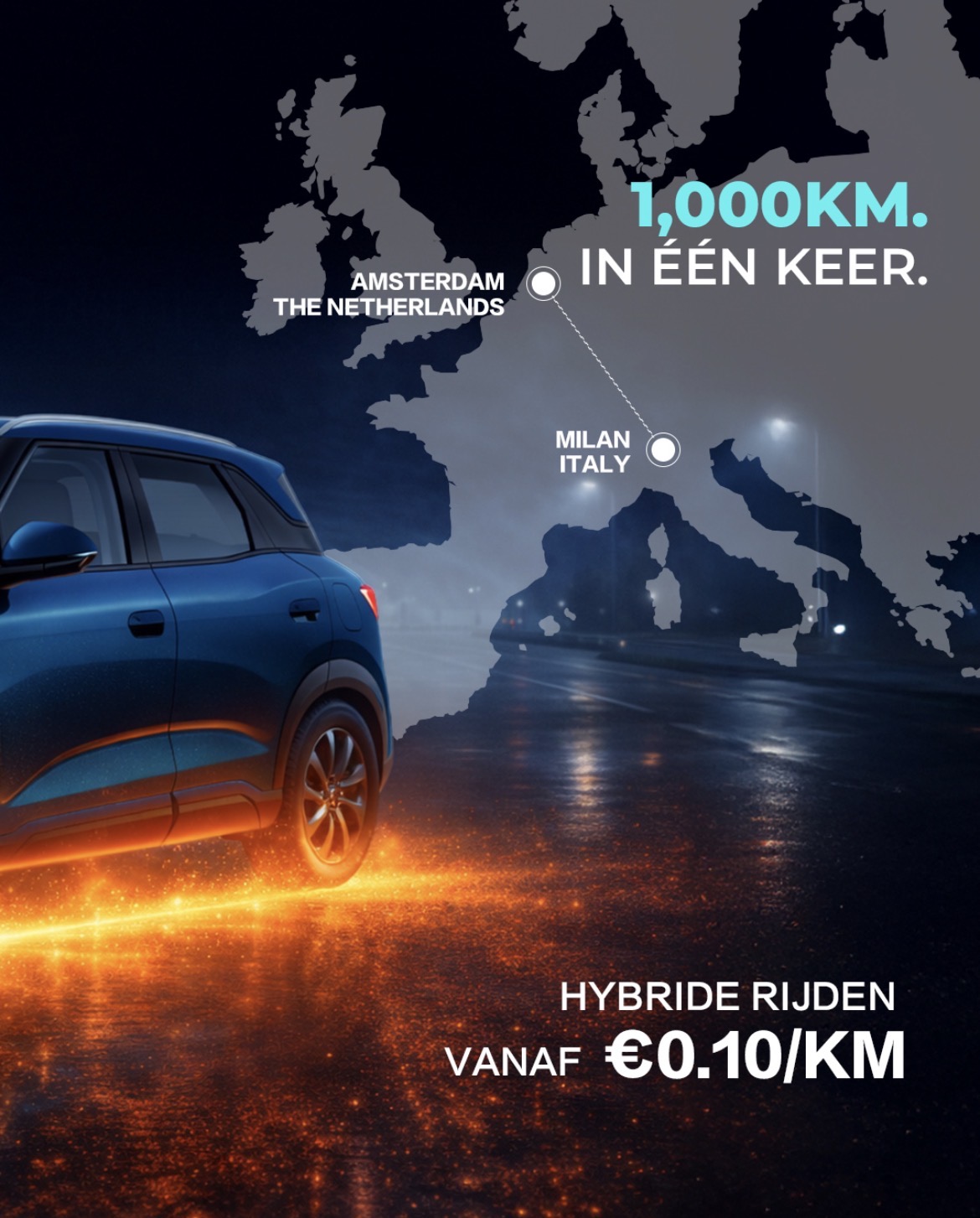 Blauwe hybride auto op een verlichte weg met Europa‑kaart op de achtergrond en route Amsterdam–Milaan van 1.000 km.