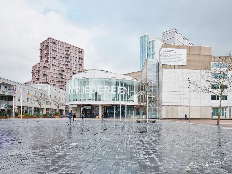 Stadhuis van Almere met 'VOOR IEDEREEN' op de gevel.