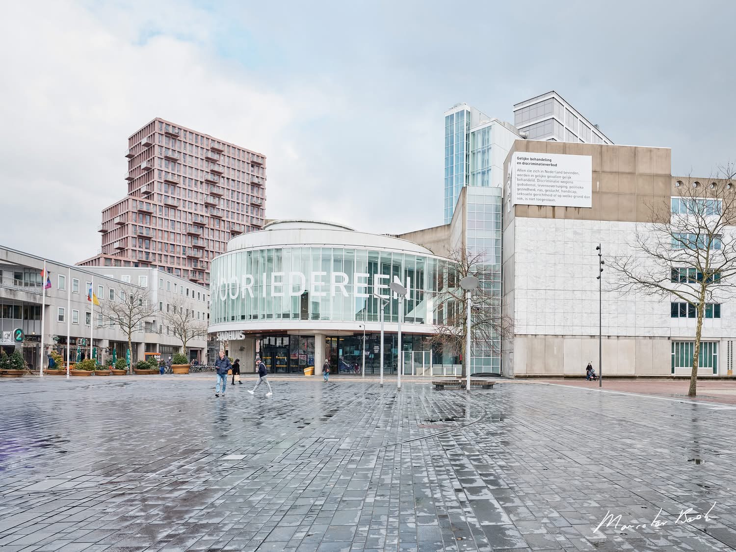 Stadhuis van Almere met 'VOOR IEDEREEN' op de gevel.