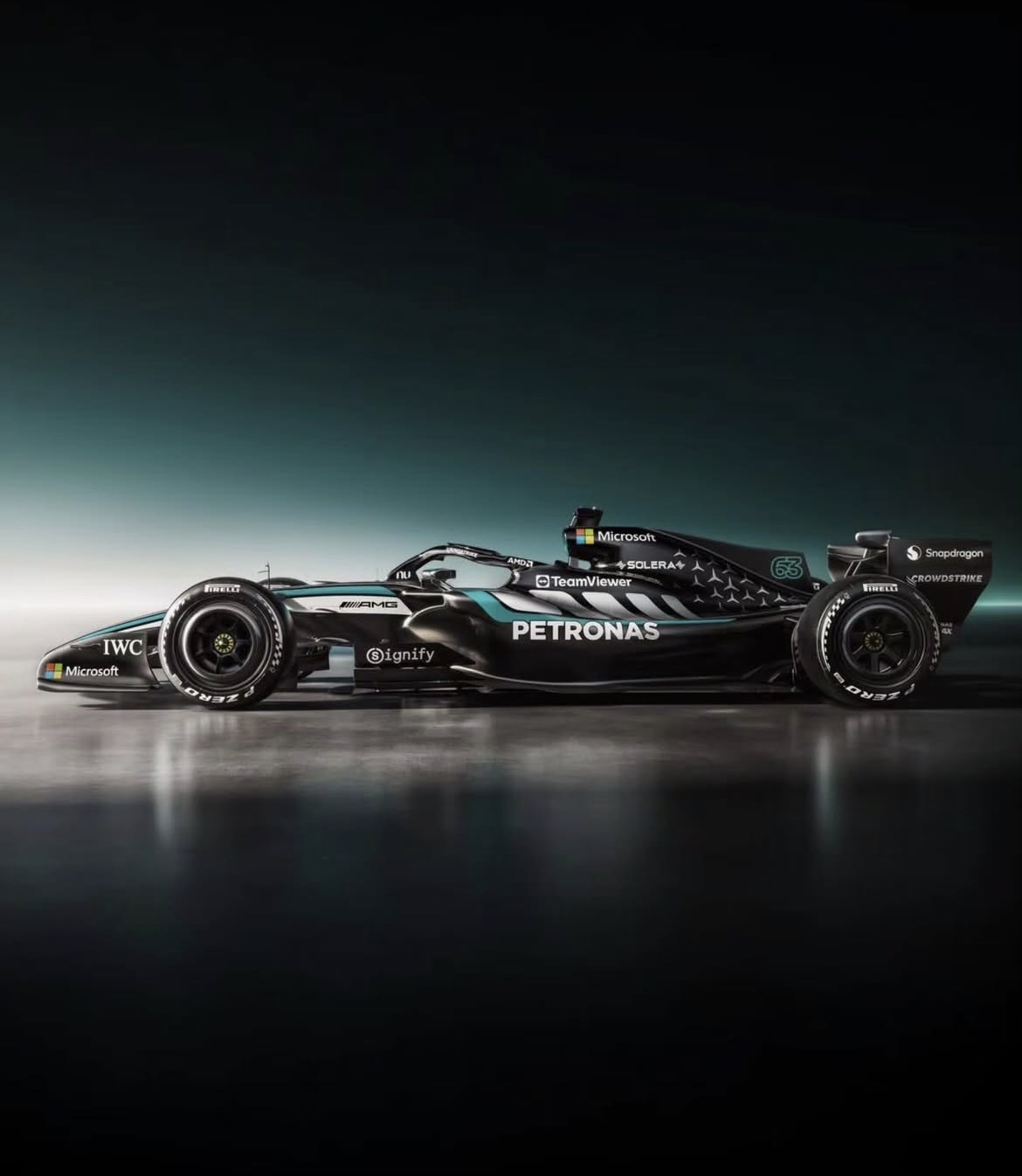 Een Mercedes‑AMG Petronas F1‑auto in zwarte livery met turquoise en zilveren accenten, nummer 63 op de zijkant, gefotografeerd op een reflecterende studiovloer.