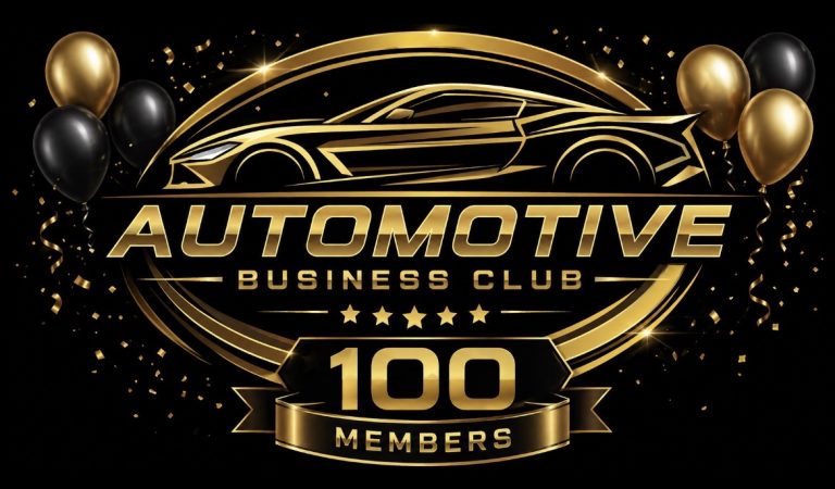 Zwarte en gouden jubileu‑visual met sportauto‑silhouet, ballonnen en de mijlpaal ‘100 members’ van de Automotive Business Club.