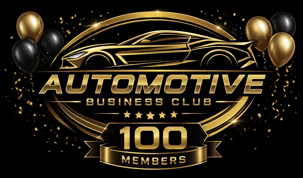 Zwarte en gouden jubileu‑visual met sportauto‑silhouet, ballonnen en de mijlpaal ‘100 members’ van de Automotive Business Club.