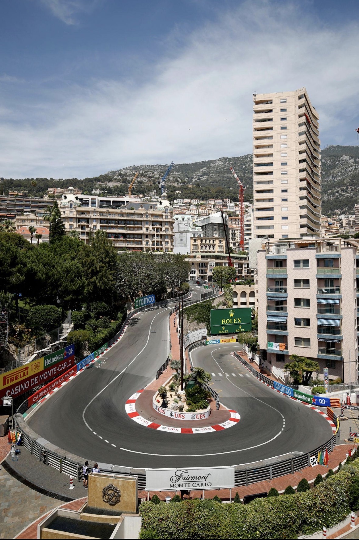 Iconische haarspeldbocht van het stratencircuit in Monaco, omringd door hotels, palmbomen en sponsorborden