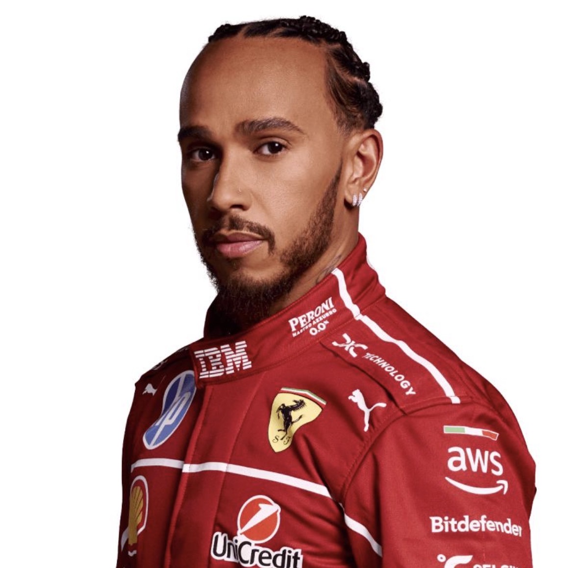 Persoon in rood Ferrari‑racepak met diverse sponsoren, staand voor een witte achtergrond