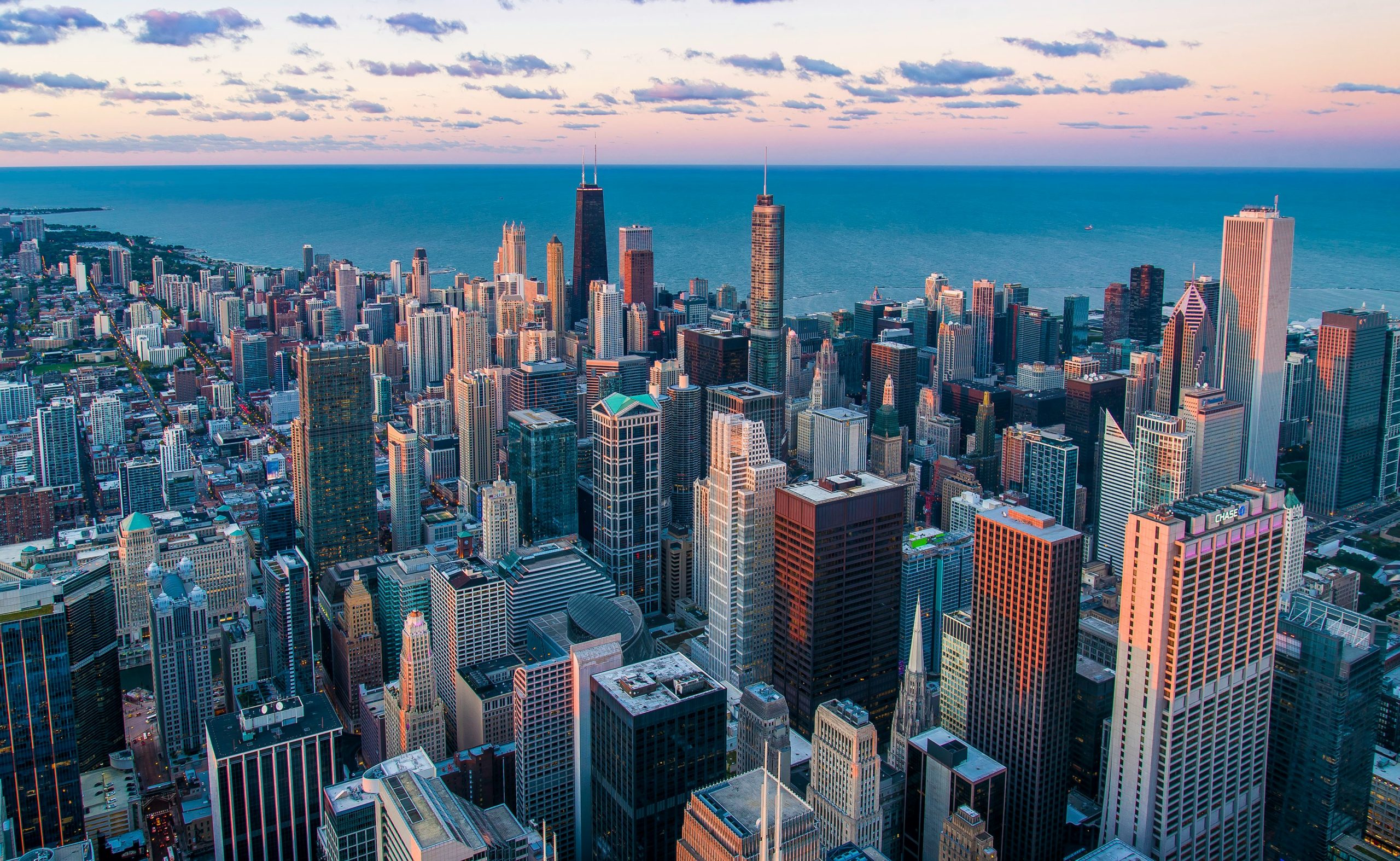 Luchtfoto van de skyline van Chicago tijdens zonsondergang met uitzicht op Lake Michigan.