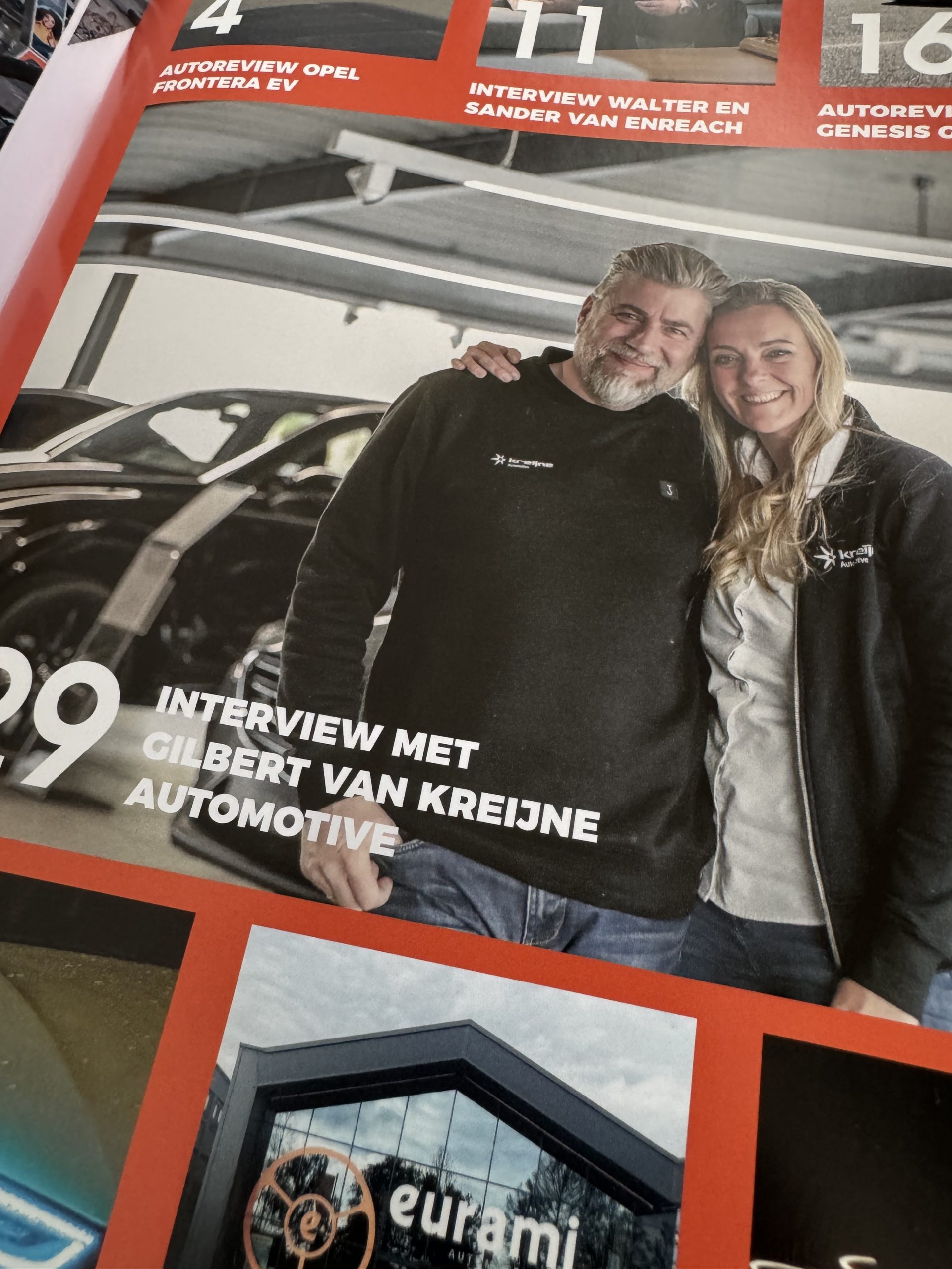 Magazinepagina met foto van twee personen en overzicht van interviews en autoreviews uit AUTO036.