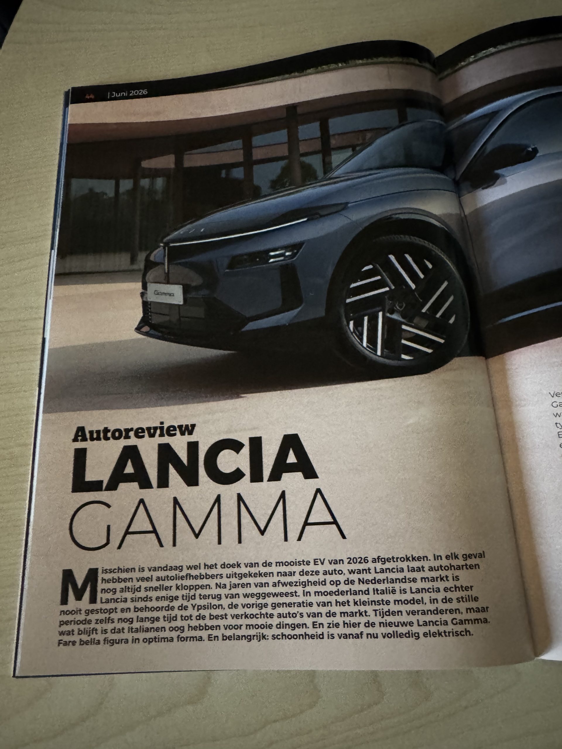 Magazineartikel met futuristische Lancia conceptauto in een verlichte indoor setting en uitgebreide technische beschrijving.